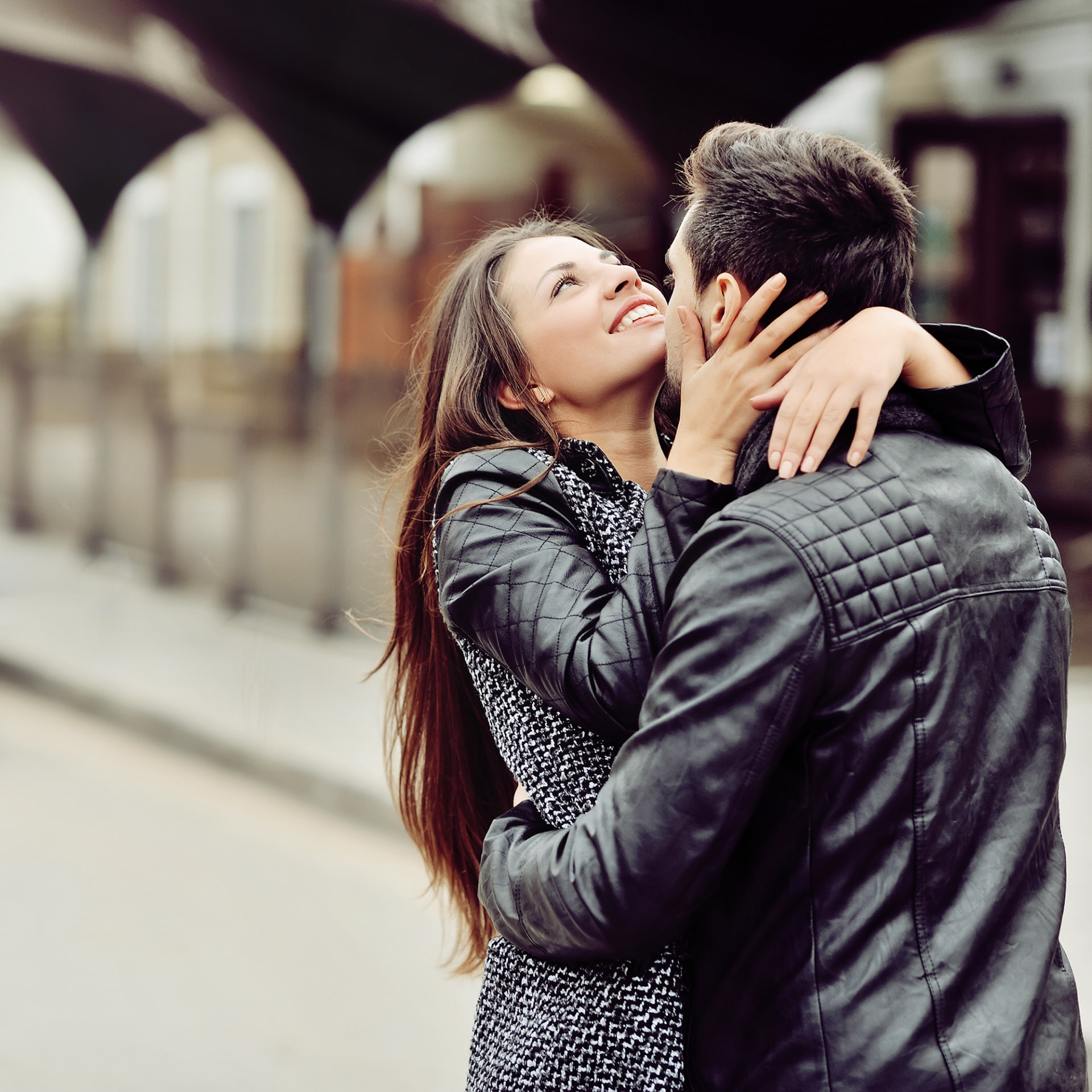 Casal jovem se abraçando em um cenário urbano
